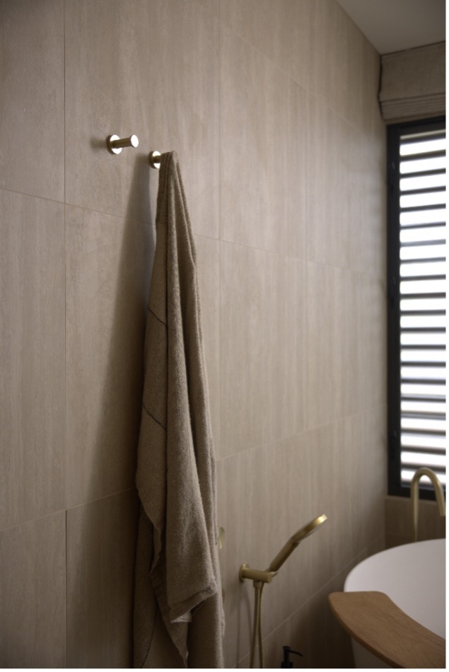 Lucent Argia robe hook in brushed gold, model 90911PBG